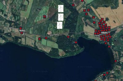 De røde krydser markerer ejendomme, hvis ejere protesterer mod den mulige opstilling af tre store vindmøller ved Alken. Protesterne er blevet hørt af politikerne.