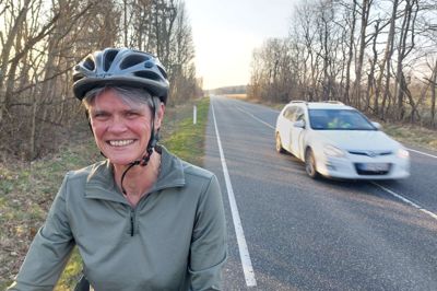 I snart 20 år har Lotte Kristensen kæmpet for en cykelsti langs Skjernvej ind til Sdr. Felding. Både hendes mand og hendes mor har oplevet at blive ramt af biler, mens de cyklede på vejen.