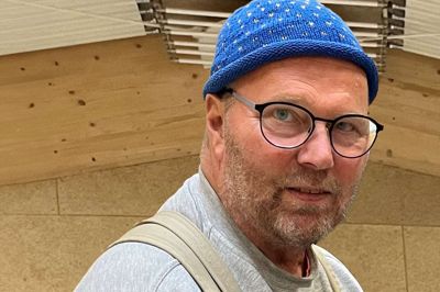 Den blå-gule strikhue var de seneste år af Lars Frandsens liv en stille hyldest til Blue Fox, som var den ene af hans store fritidspassioner. Den anden var hønseavl og et livslangt tilknytningsforhold til den lokale fjerkræavlerforening. I løbet af sit arbejdsliv var han blandt andet med til at forme godt 100 lærlinge.