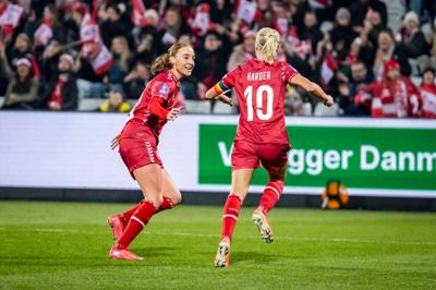 Pernille Harder (t.h.) og Sara Holmgaard jubler over 1-1-målet mod Sverige i Nations League i februar. Nu kan de to og resten af det danske landshold se frem til to opgør mere i Nations League - heriblandt en hjemmekamp mod Italien på MCH Arena.
