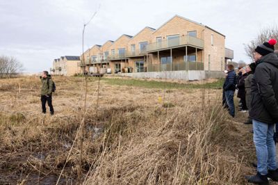Indhegningerne vil blive placeret længere væk fra rækkehusene i Holing Engpark end først planlagt. Derudover er projektet med græssende køer i området vedtaget som oprindeligt skitseret.