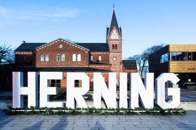 Herning har frem mod VM-slutrunden i kvindehåndbold fået to nye Herning-skilte. Det ene skal stå her på Torvet. Skiltene indeholder lys, som nok kommer en del mere til sin ret, når mørket falder på.