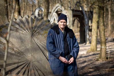 Deep Forest Art Land holder sommeråbning med fire unge kunstnere, der har skabt kunstværker til skoven. På billedet ses stedets direktør, Søren Taaning.
