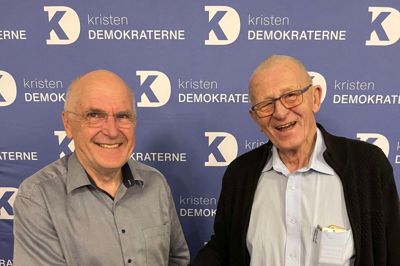 Soldaterhjemmet i Kølvrå dannede rammer om formandsskifte i Kristendemokraterne Vestjyllands Storkreds. Til venstre den nye formand Keld Markussen og til højre Bent Hansen. Foto: Knud Gaarn-Larsen