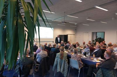 Grønt skal det være, når det kommer til produktion af energi i Herning Kommune. Seks energiparker med vedvarende energi er på vej. Ulrik Hyldgaard (V) mødte godt 40 borgere fra Sdr. Felding til borgermøde om Nørrelandet Solcellepark.