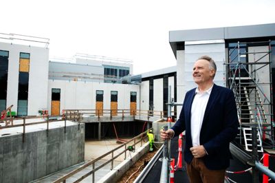 KMC-direktør Jesper Burgaard fortæller, at virksomheden vil bruge 300 millioner kroner på en udvidelsen i Brande.