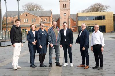 Til maj bliver der fuld gang i festen på torvet i forbindelse med VM i Ishockey. Arrangørgruppen bag tæller blandt andre (fra venstre): Thomas Dam Sørensen fra Bryggeriet, Agnetha Nielsen og Rikke Bøndergaard fra Hotel Eyde, Adrian Marras fra Restaurant Marco Polo, Jesper Holm fra Brdr. Price, Jimmi Nielsen fra Hotel Eyde og Ole Jørgensen fra Café Garibaldi.