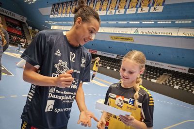 Alberte Dragsbæk Overgaard håbede at løbe på banen med den svenske landsholdsspiller Jamina Roberts. Det håb gik i opfyldelse, og efter kampen havde idolet også tid til et fotografi og en autograf.
