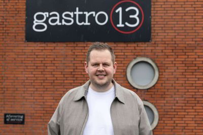 - Vi har været både i Hammerum Hallen, på Højskolen i Herning og på Silkeborgveji Herning, men nu er vi nået til et punkt, hvor vi skal tage det næste skridt. Placeringen i Engesvang tæt ved motorvejen er perfekt i forhold til både at kunne servicere Herning, Ikast, Silkeborg, Viborg og Aarhus, lyder det fra Gastro 13-indehaver Nicolaj Lauersen.