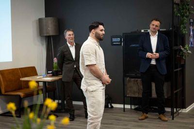 Turpal Bisultanov tryllebandt sponsorerne med sin historie og sine ambitioner, da »Guld til Herning« holdt kickoffmøde torsdag 27. marts hos itm8 i Herning. Bag bryderen ses to af stifterne, Claus F. Sørensen (t.v.) og Frans Hammer.