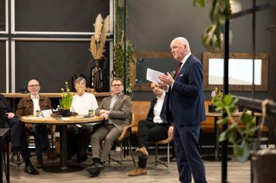 Idemanden Georg Sørensen tog ordet som den første. Bag ham ses kultur- og fritidsudvalgets formand, Johs. Poulsen, borgmester Dorte West, direktør for by, erhverv og kultur Jørgen Krogh samt Frans Hammer fra DIF.