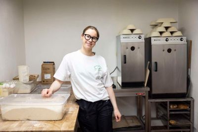 22-årige Josefine Thuesen har haft svært ved at følge med efterspørgslen på surdejsbrød. Nu har hun købt endnu en ovn fra det belgiske mærke Rofco. Det er en specialovn til surdejsbagværk, hvor pladerne af sten kan bliveop til 250 grader varme.