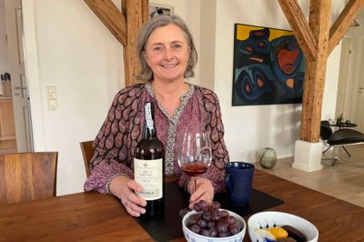 Gitte Møller Hindkær nyder et glas portvin i hjemmet i Skive, hvor hun siden marts 2024 har været formand for den lokale portvinsklub. Foto: Jan la Cour