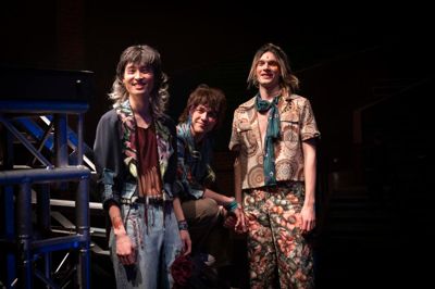 De smiler over at skulle til den afsluttende optagelsesprøve på musicalakademiet i Fredericia, mens de har prøver på Hair i MCH. Men mon ikke der også er nogle sommerfugle i maven? Fra venstre: Andreas Sandal, Søren Uldum og Mikkel Steen-Andersen.