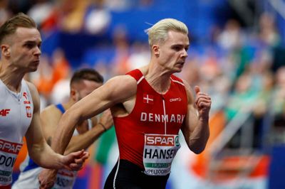 En yderst fokuseret Simon Hansen blæste igennem de 60 meter i det indledende heat ved EM-indendørs. Her ses han i direkte duel med polakken Oliwer Wdowik, som herningenseren netop holdt bag sig.