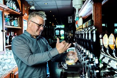 Indehaver Jan Taulbjerg og det øvrige hold på Fox and Hounds i Østergade er klar til at lange lækre drikke over disken til de håndbold-folk, som i de kommende uger skal forbi i forbindelse med VM i herrehåndbold.