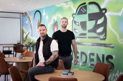 Jesper Nyrum (t.v.) og Daniel Madsen er bedste venner, kolleger på brandstationen på Flyvestation Karup og nu også ejere af deres egen virksomhed - Hedens Køreskole i Haakonsgade.
