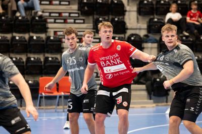 Vestjysk Bank får også i den kommende sæson den største og mest prominente plads på spilletrøjerne hos Valdemar Hermansen og de øvrige spillere i HC Midtjylland. Den lokale bank forbliver nemlig hovedsponsor.