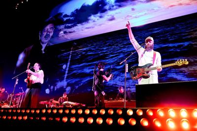 Jonah Blacksmith er opkaldt efter brødrenes Simon og Thomas Alstrups bedstefar Johannes Alstrup, der var smed i den lille by Koldby i Thy. Lørdag aften blev historierne fra Thy bragt ind på scenen i Jyske Bank Boxen. Foto: MCH/Tony Brøchner