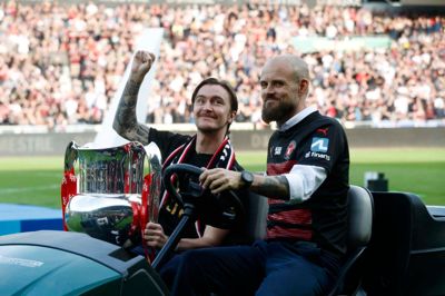 »Alle elsker Kris i Midtjylland,« har fansene sunget hele foråret. Søndag aften fik de ham så endelig at se igen. Kristoffer Olsson kom ind med trofæet kørt i en golfvogn af Kristian Bach Bak.