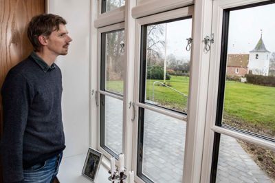 Sognepræst Mikael Holst Kongensholm er overrasket over de mange reaktioner, efter han i sidste uge tog affære og forhindrede en næsten tom kirke i forbindelse med bisættelsen af Grethe Aagaard Tønnesen.