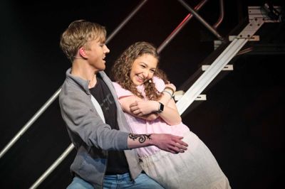 I musicalen blev <em id="emphasis-18eac69bcb17e5de30d508947a823b79">hovedpersonen <em id="emphasis-d30d97e8d36284be1770f2330fb6ccb3">»Martin« </em>portrætteret af </em><em id="emphasis">Theodor Dissing, mens Hanna Jasim Larsen spillede hans kæreste. Her ses de i slutningen af musicalen, hvor »Martin« blevet løsladt efter 12 års fængsel og er begyndt at læse teologi. Foto: Jakob Benner Lundgaard</em>