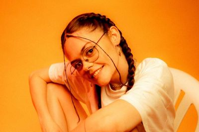 Som barn spillede Sofie Steffensen Bach selvkomponeret popmusik, når hun sad ved klaveret. Siden blev hun en del af det herningensiske kulturliv, hvor hun sang med i MidtVest Pigekor, spillede på Pianobar og medvirkede i juleforestillingen »Juledrømmen« i MCH Herning Kongrescenter. I dag hitter hun med eget materiale - blandt andet sangen »Marianne & Henrik«, som er en sang til hendes forældre, der handler om, at hun ikke vil have børn.