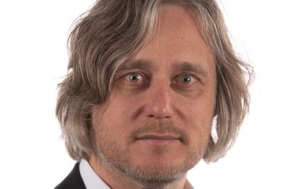 Ulrik Kjær er professor ved Institut for Statskundskab på SDU. Han forsker i kommunale valg og lokalt demokrati og underviser i fag som ”Kommunalpolitik” og »Politisk lederskab«.