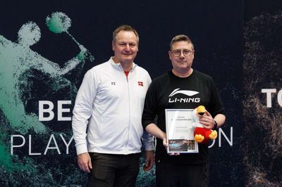 Arne Moesgaard (t.h.) er cheftræner i Herning Badmintonklub og har netop modtaget Badminton Danmarks talentpris. Talentudviklingschef Lars Uhre overrakte prisen.