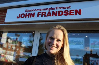 Ejendomsmægler Helle K. Ringgaard kom til byen i 2022 for at blive afdelingsleder hos John Frandsen. Nu er hun formand for Kjellerup Handel og Erhverv. Foto: Rasmus Viuff