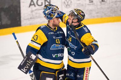 Mathias Seldrup (t.v.), der her får anerkendelse fra holdkammeraten Petter Hansson, var forrygende i den første semifinale mod Aalborg. Den 28-årige herningenser står nu noteret for tre »shutouts« i de fem foreløbige slutspilskampe.