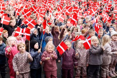 Omkring 450 skoleelever og børnehavebørn fra Aulum var med, da Aulum-Hodsager Skole tirsdag markerede sit 100-årsjubilæum.