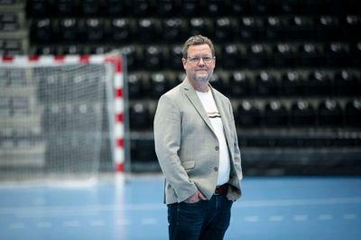 Direktør Peter Andersen fra HC Midtjylland ved endnu ikke, om klubben kommer i kamp fredag aften eller vinder uden kamp. Han vil klart helst spille opgøret og have en sidste festaften i arenaen i denne sæson.