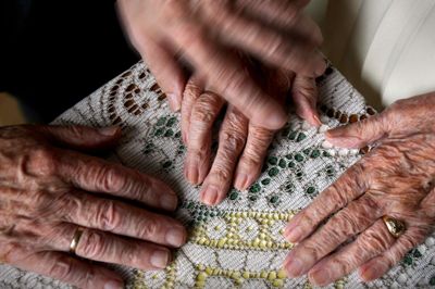 Et klippekort skulle give ældre mulighed for en halv times ekstra hjælp om ugen til for eksempel indkøb eller besøg. Men personalet må bruge tiden på at registrere hvordan klippekortet bruges for at få pengene udbetalt fra staten til klippekortet.?foto: tom laursen