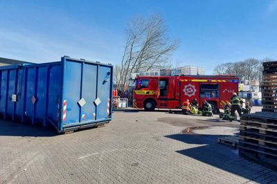 Brandfolkene kunne hurtigt pakke sammen efter branden i den store container til venstre. Ansatte hos Marius Pedersen havde slæbt containeren med de brændende spraydåser ud i det fri.