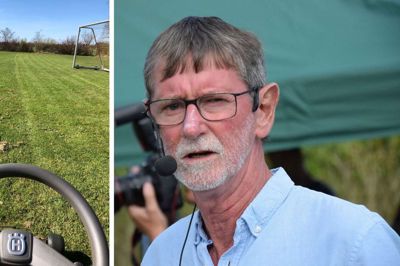 Formand i Sparkær IF Hans Peter Johansen tog sagen i egen hånd, da Viborg Kommune først vil slå græsset på stadion i ugen op til påske. Han tog selv 40 runder på kampbanen på bypedellernes lille havetraktor. Foto: Henrik Bagge/privatfoto