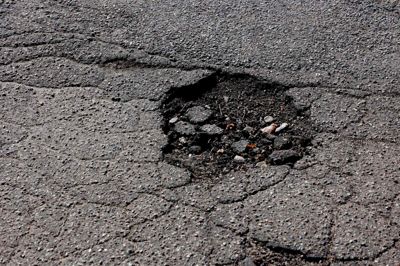 Herning Kommune har 1.619 kilometer asfaltveje. Nogen steder som her på Kastanie Allé i Kibæk er vejen slidt i bund.