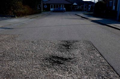 Det er ikke kun Kastanie Allé, hvor der er dybe huller i vejen. Det er der også på gaderne omkring, og det gør sig gældende blandt andet her på Rønne Allé.