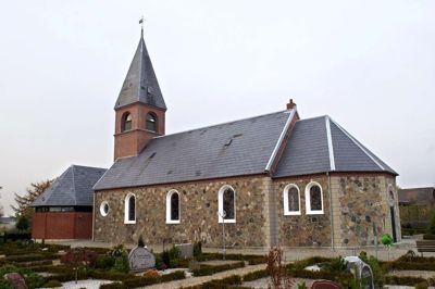 For 700 år siden lå en trækirke her, hvor Hodsager Kirke ligger i dag. Kirken er opført i 1903 og er bygget af tilhuggede sten fra den forrige kirke, der afløste trækirken.
