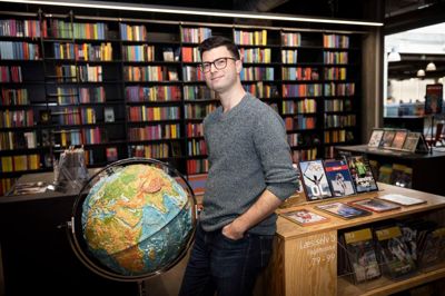 43-årige Zachary Marx er amerikansk statsborger, dansk gift, har to børn og er bosat i Herning, hvorfra han følger nøje med i amerikansk politik. Han er selv uddannet i statskundskab med en kandidatgrad i miljøret. Og så står han bag en række debatmøder om amerikansk politik på Herning Bibliotek.