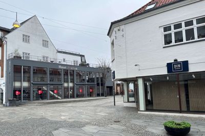 Det er købet af disse to ejendomme ved Smallegade, der tilsyneladende har sat gang i snakken i Herning. For ejerne er citymanager Trine Jepsen og hendes mand, Jakob Klink, og vil det skabe inhabilitet for Trine Jepsen i forhold til at træffe beslutninger om markedsføring af midtbyen fremadrettet?