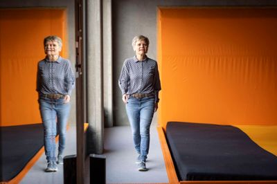 Susanne Fruergaard Pedersen fra Gjellerup har i lidt over to år været formand for bestyrelsen i Hammerum-Gjellerup Hall'n, hvor børn og voksne fra lokalsamfundet mødes for at spille fodbold, dyrke gymnastik og anden sport, hvis de ikke hækler, synger, læser bøger eller hører foredrag. Selv elsker hun det pulserende liv i hall'n, som den hedder i daglig tale.