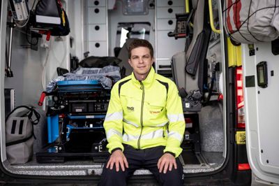 Ambulancebehandler hos Falck i Herning, Peter Dalgaard, råder bilister til at bevare roen, når de ser blå blink i trafikken. - Det værste, folk kan gøre, er at hakke bremserne i. Sænk farten, træk ind til siden og giv plads, siger han.