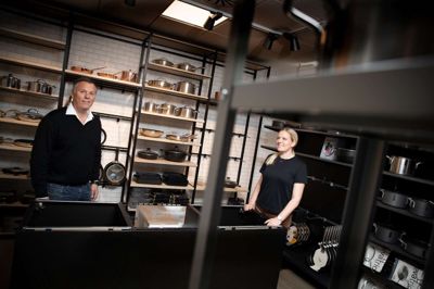 Johanna og Niels Backman Dahl-Nielsen ejer de to Kop & Kande-butikker i henholdsvis Herning Centret og Silkeborg - begge butikker holder nu ophørsudsalg.