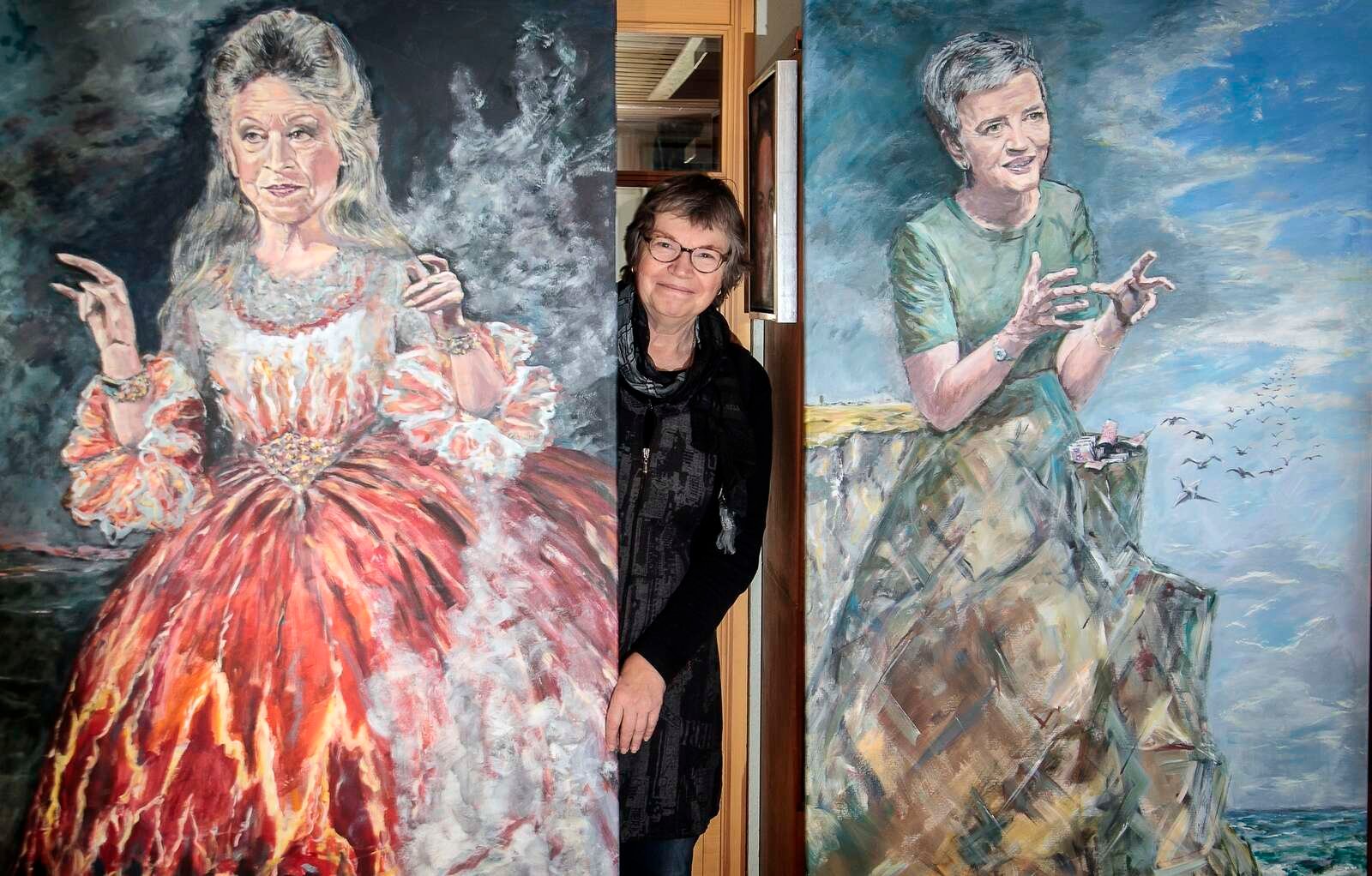 Tove Lois Andreasen er normalt portrætmaler. Her ses hun i 2022 i sit atelier i Vroue med portrætter af Anne Marie Helger og Margrethe Vestager.