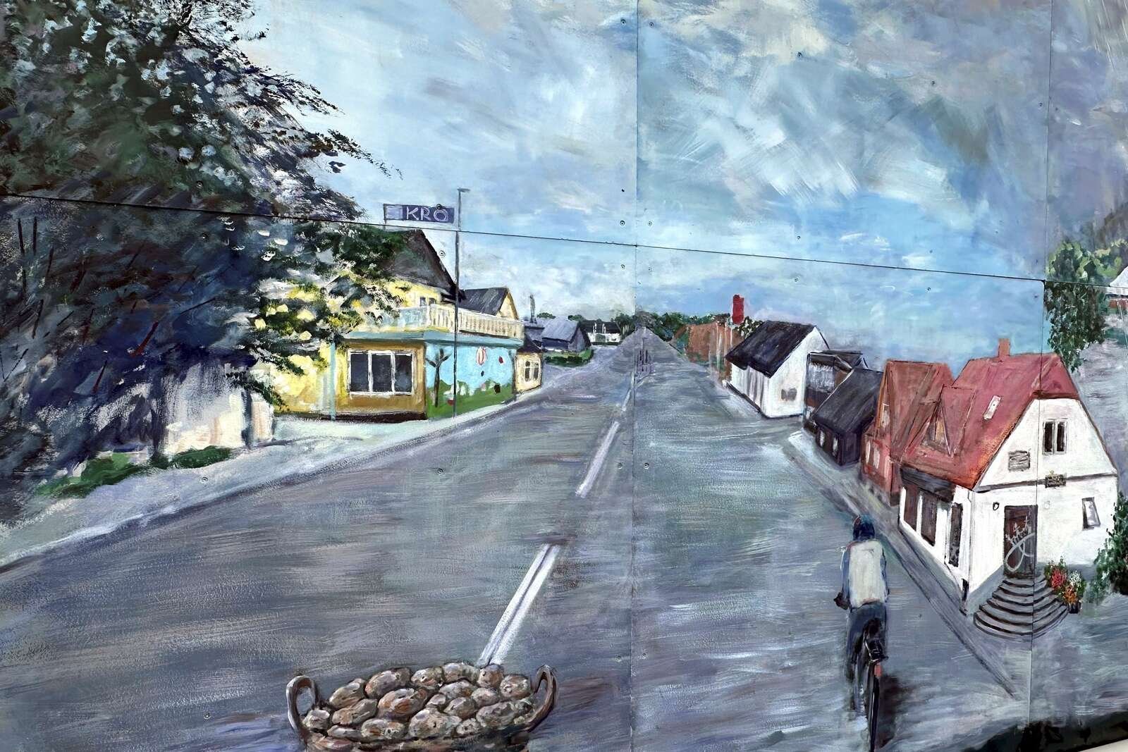 Hovedgaden med den gule kro til venstre er det nyeste motiv på Tove Lois Andreasens 23 meter lange fortælling om Frederiks' udvikling gennem tiden.