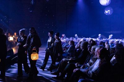 Stemningen blev sat fra start, da sangerne til »Dejlig er jorden«-koncerten i december sidste år kom gående ind til koncerten med lys i hænderne.