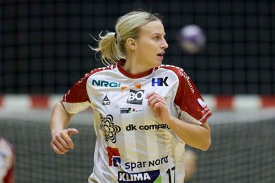 Simone Petersen har været forfulgt af uheld i det seneste år. Sidste sommer missede hun OL i Paris med en skade i venstre fod, og i efteråret blev hun ramt af en albueskade og missede EM. Siden begyndelsen af februar har playmakeren været ude med en skade i højre fod.