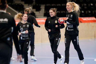 Julie Scaglione (t.h.) kan igen smile under træningen i Ikast Håndbold. Stortalentet tror på et comeback om halvanden uge. Billedet her stammer dog fra en tidligere lejlighed.