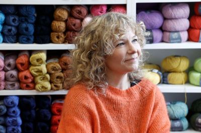 Garnbutikken Yarnloving åbnede på Grundtvigsvej i september 2023. Inden da drev Luise Farcinsen butikken hjemme fra privaten i Lind, men der var alt for lidt plads til at holde de events og den strikkecafé, som er afgørende for butikkens eksistens, siger hun.